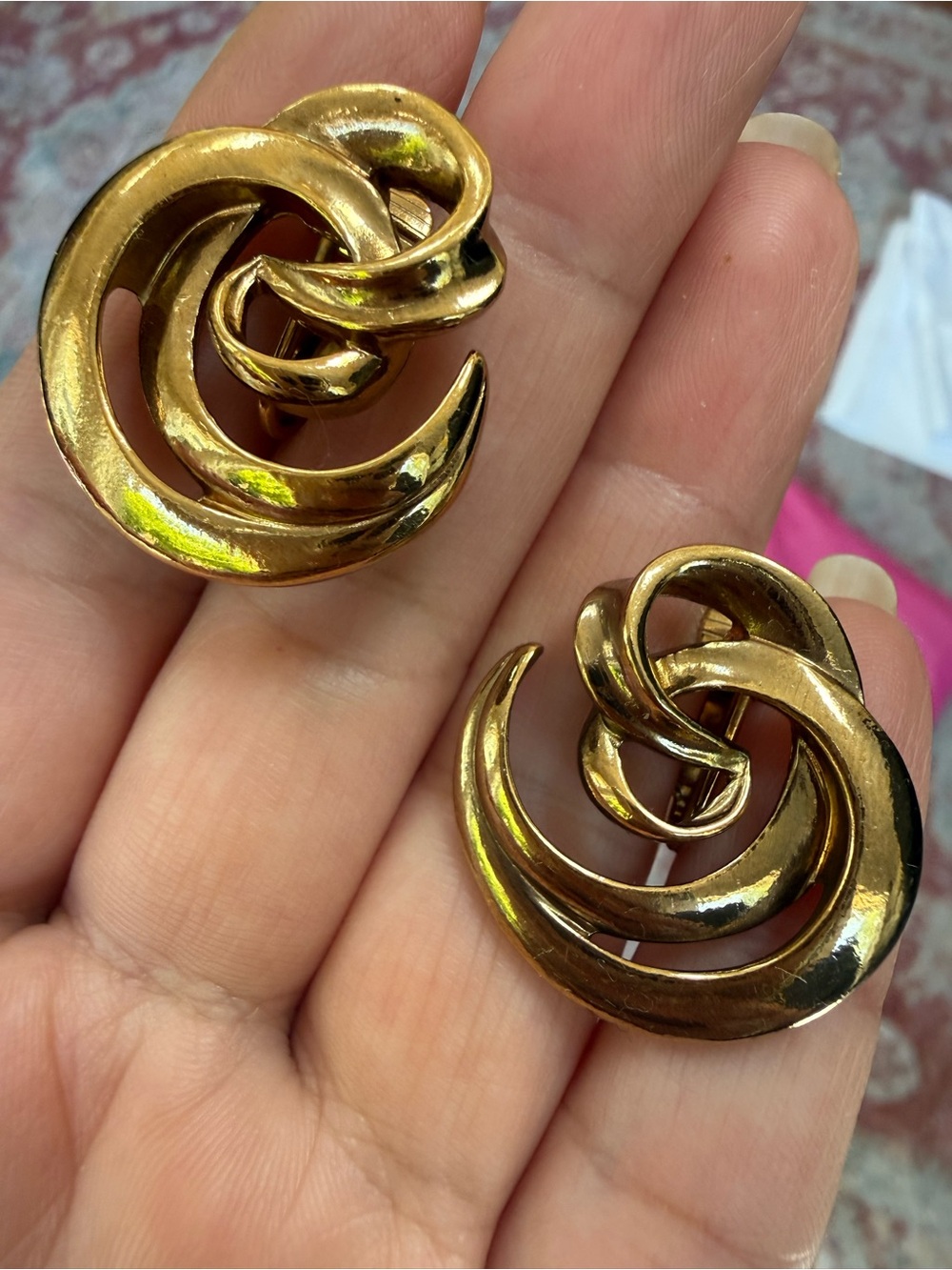 Vintage Avon Gold tone swirl clip on earrings. Great condition.